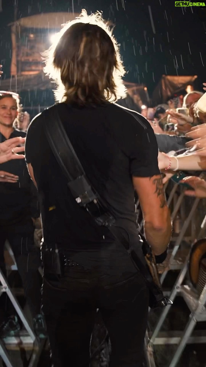 Keith Urban Instagram - this sooooo did not go as planned 🤣 @yqmcountryfest YQM Country Fest