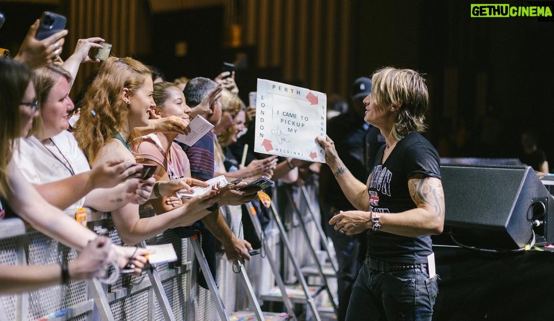 Keith Urban Instagram - London !! you made the Hammersmith feel like NYE AND a grand finale all at the same time. can’t thank you enough for the overwhelming energy, wild singing, and UK spirit. I’m already planning the next visit. Love you all 🇬🇧 #KUUK22 Eventim Apollo