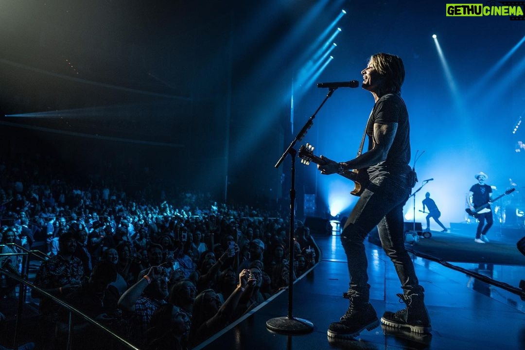 Keith Urban Instagram - livin’ it, feelin’ it, comin’ ALIVE LAS VEGAS !!!!! we cannot wait to do it all again in May @caesarspalace. UK, you’re up next !!! Las Vegas Nevada