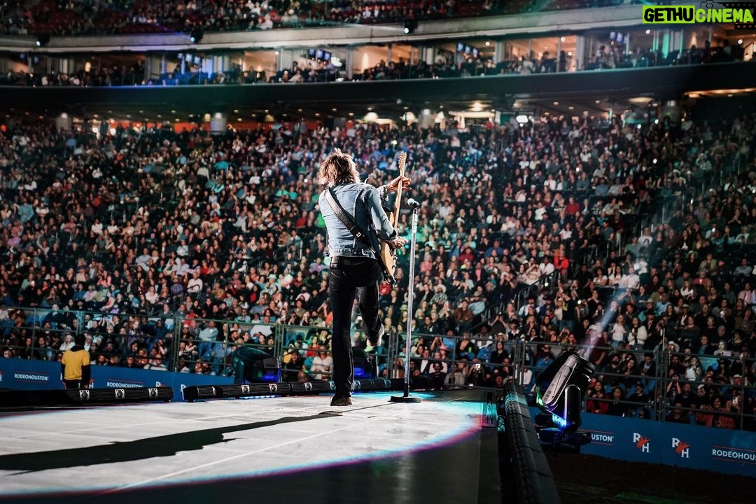 Keith Urban Instagram - HOUSTON !!!!! soooooo good to be back 💥 RODEOHOUSTON