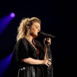 Kelly Clarkson Instagram - We’re halfway through! Who’s coming to the show this week? #chemistryvegas #chemistry