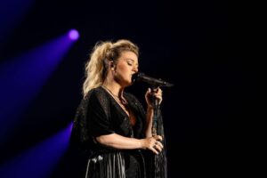 Kelly Clarkson Instagram - We’re halfway through! Who’s coming to the show this week? #chemistryvegas #chemistry
