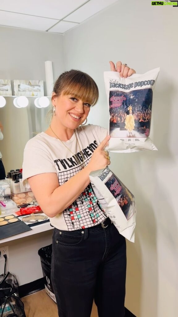 Kelly Clarkson Instagram - Rob’s Backstage Popcorn has a new look and even bolder flavor! You can find my favorite, Kelly’s Classic BBQ at a Walmart or Albertsons near you!