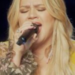 Kelly Clarkson Instagram - We filmed a stripped version of “mine” from my new album #chemistry at The Belasco Theater. You can watch the full video on my YouTube channel now 🍷💔☀️ #mine