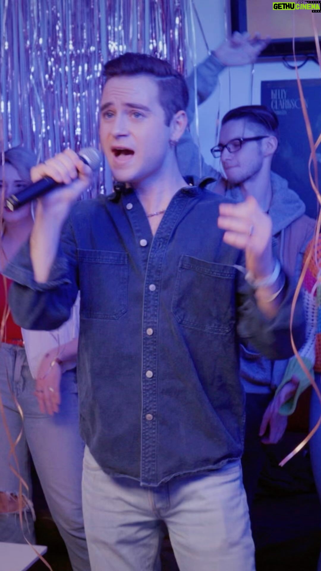 Kelly Clarkson Instagram - Donโt need somebody to pick these pieces up... ๐ The โmeโ NYC fan Kellyoke video is on my YouTube now ๐ค #chemistry #me