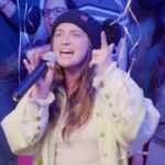 Kelly Clarkson Instagram - We threw a fun #Kellyoke event earlier this year! 🎤☀️ You can watch the “mine” NYC fan Kellyoke video on my Youtube channel now. #chemistry #mine