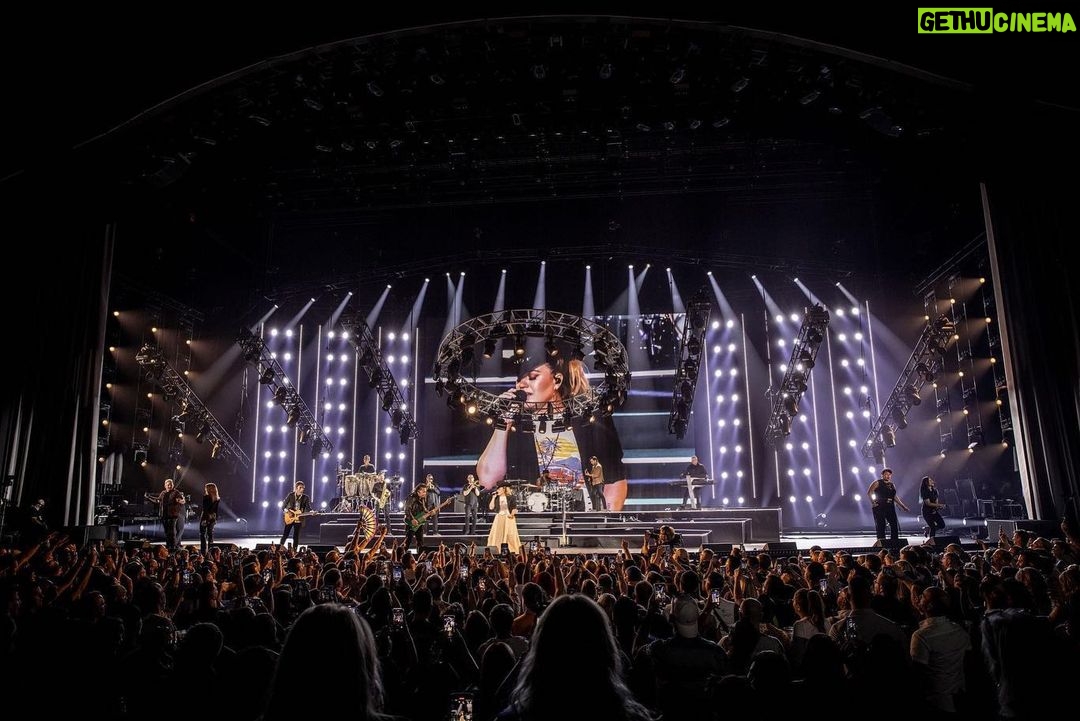 Kelly Clarkson Instagram - We’re halfway through! Who’s coming to the show this week? #chemistryvegas #chemistry