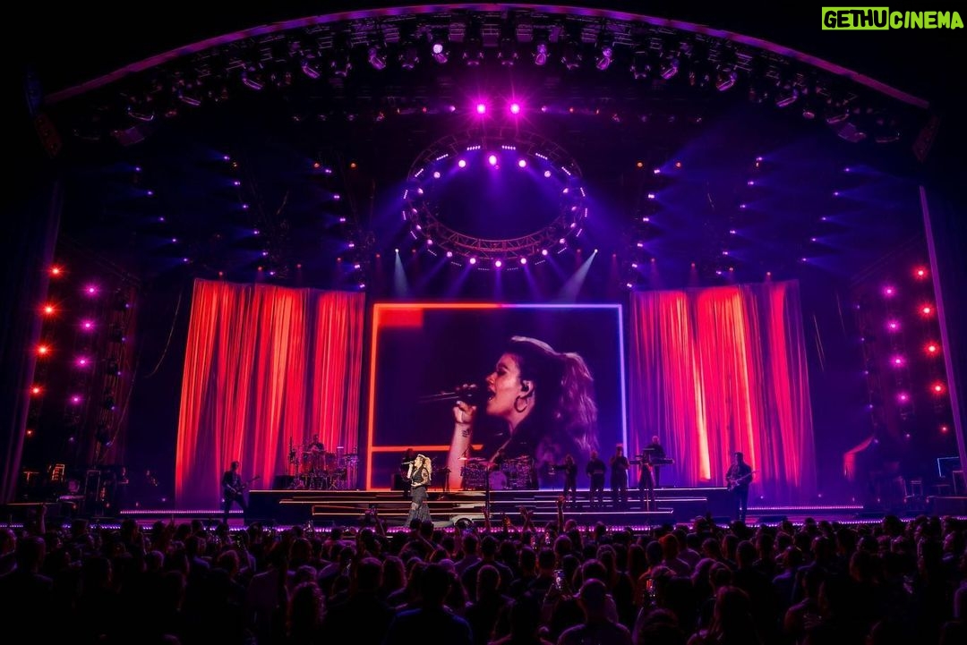 Kelly Clarkson Instagram - We’re halfway through! Who’s coming to the show this week? #chemistryvegas #chemistry