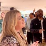 Kelly Clarkson Instagram - Flashback to performing #mine with a #flashmob in a NYC subway last week! You can hear “mine” on my new album #chemistry available everywhere now. @AlexanderLBlake @ourtonality @Dej_Arnelle @Ceemaze @Jhettirose @_sing_sam_ @Sarahjeurs @Lennylenny_ @table3musicgroup @kyron_EL @destinymarkomusic