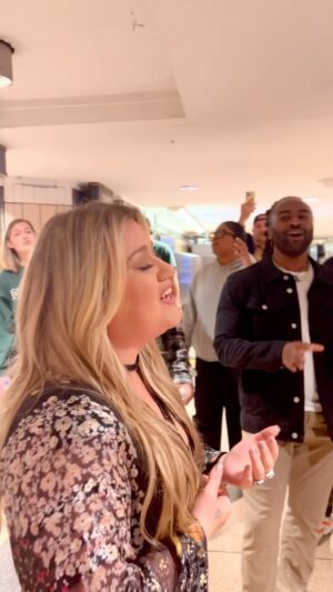 Kelly Clarkson Instagram - Flashback to performing #mine with a #flashmob in a NYC subway last week! You can hear “mine” on my new album #chemistry available everywhere now. 

@AlexanderLBlake
@ourtonality
@Dej_Arnelle
@Ceemaze
@Jhettirose
@_sing_sam_
@Sarahjeurs
@Lennylenny_
@table3musicgroup
@kyron_EL
@destinymarkomusic