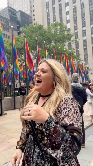 Kelly Clarkson Instagram - The flashmobs continued in NYC this week celebrating the release of #chemistry. Thank you @ourtonality for joining in on the fun!

@AlexanderLBlake
@tonality
@Dej_Arnelle
@Ceemaze
@Jhettirose
@_sing_sam_
@Sarahjeurs
@Lennylenny_
@table3musicgroup
@kyron_EL
@destinymarkomusic