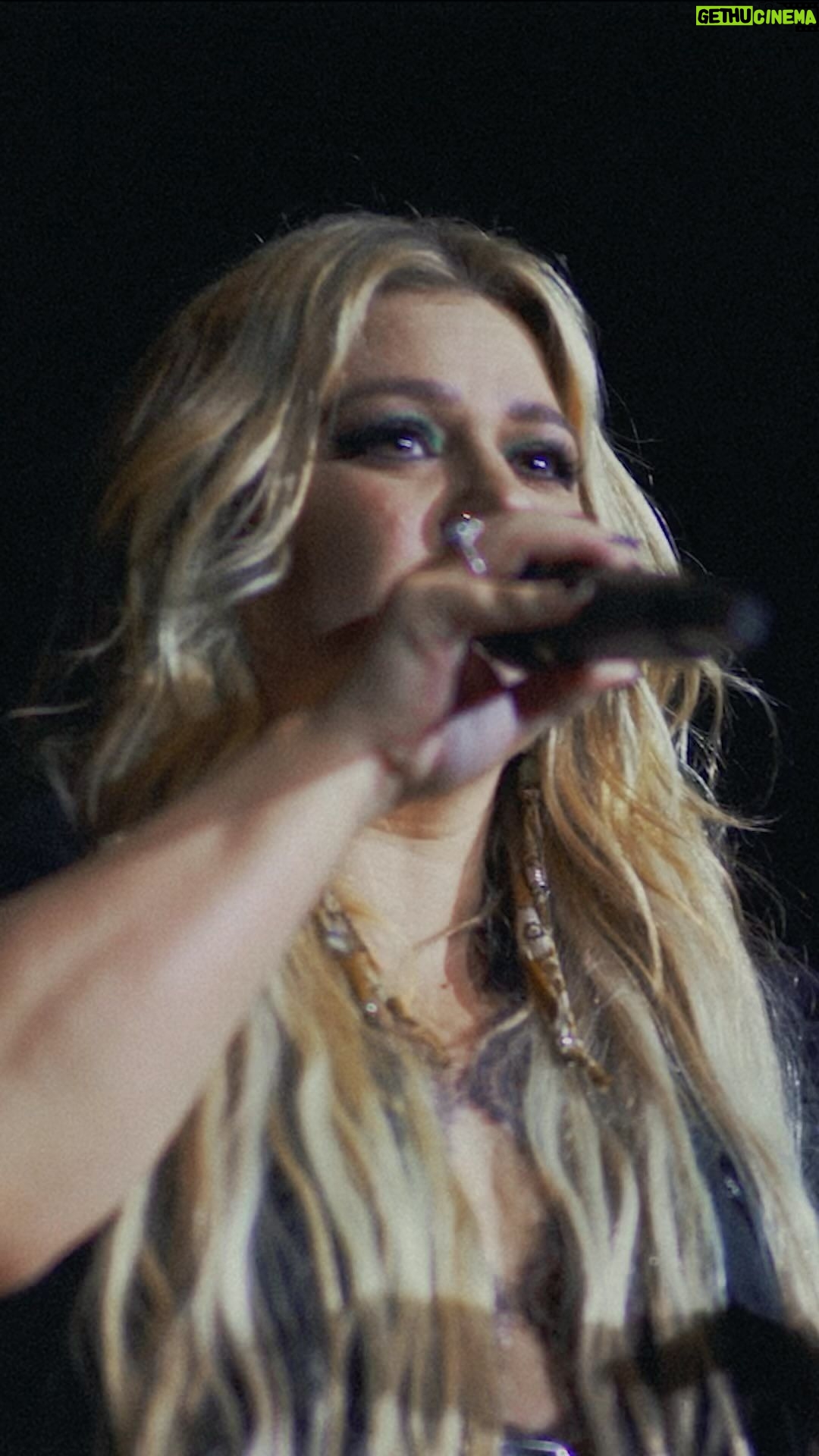 Kelly Clarkson Instagram - Anyone else or just me?! 🤔 Here’s a little bit behind #favoritekindofhigh from my new album #chemistry. Out everywhere now! ☀️ #newmusic #behindthesong