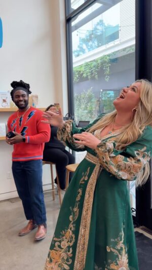 Kelly Clarkson Instagram - When you decide to #flashmob people at a random Blue Bottle in LA... 🎶 This song’s called #me and it’s part of my new album #chemistry (out june 23rd!!)

@ourtonality
@platform_la