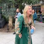 Kelly Clarkson Instagram - This was so fun, y’all! 😂 I got together with a bunch of amazing singers and flashmobbed people in LA singing #favoritekindofhigh from my upcoming album #chemistry. #flashmob @ourtonality @platform_la