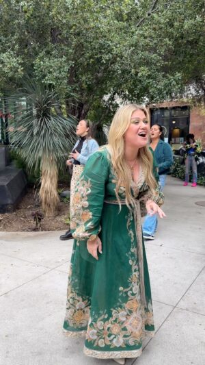 Kelly Clarkson Instagram - This was so fun, y’all! 😂 I got together with a bunch of amazing singers and flashmobbed people in LA singing #favoritekindofhigh from my upcoming album #chemistry. #flashmob

@ourtonality 
@platform_la