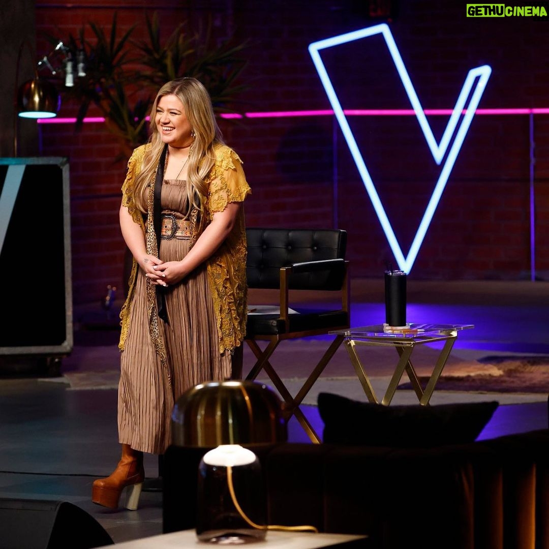 Kelly Clarkson Instagram - All smiles for #TeamKelly! Tune in to see the playoff performances tonight! #TheVoice