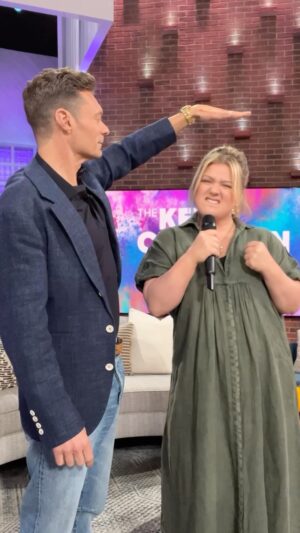 Kelly Clarkson Instagram - Highlights of our careers (pun intended). Anyone know what moment this was exactly? #throwback 

Make sure to tune in to the @kellyclarksonshow today!