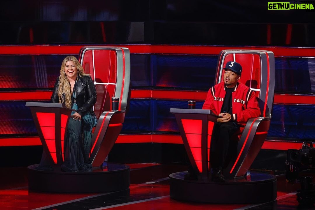 Kelly Clarkson Instagram - Y'all... @ChanceTheRapper is so funny! He's always making me laugh 😂😂 #TheVoice #TeamKelly