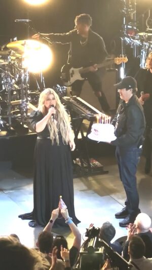 Kelly Clarkson Instagram - Thanks y’all for making my birthday show at the Belasco so special! 🥳 #TogetherWithMeta #chemistry #mineme