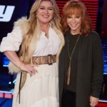 Kelly Clarkson Instagram - Get ready, y'all! @Reba is back again tonight on #TheVoice! #TeamKelly