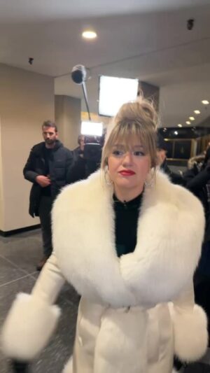 Kelly Clarkson Instagram - #RockCenterXMAS @NBC @Peacock @rockefellercenter