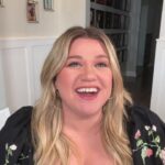 Kelly Clarkson Instagram - LIVE! “mine / me” out NOW “chemistry” out June 23 🧪 #mineme #chemistry
