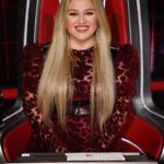Kelly Clarkson Instagram - Last night’s look from the @nbcthevoice ✨ Wearing: Dress and Gloves: @thevampireswife Harnesses: @alexandermcqueen Styling: @cdicelove13 Hair: @robertramoshair Makeup: @gloglomakeup - Team KC