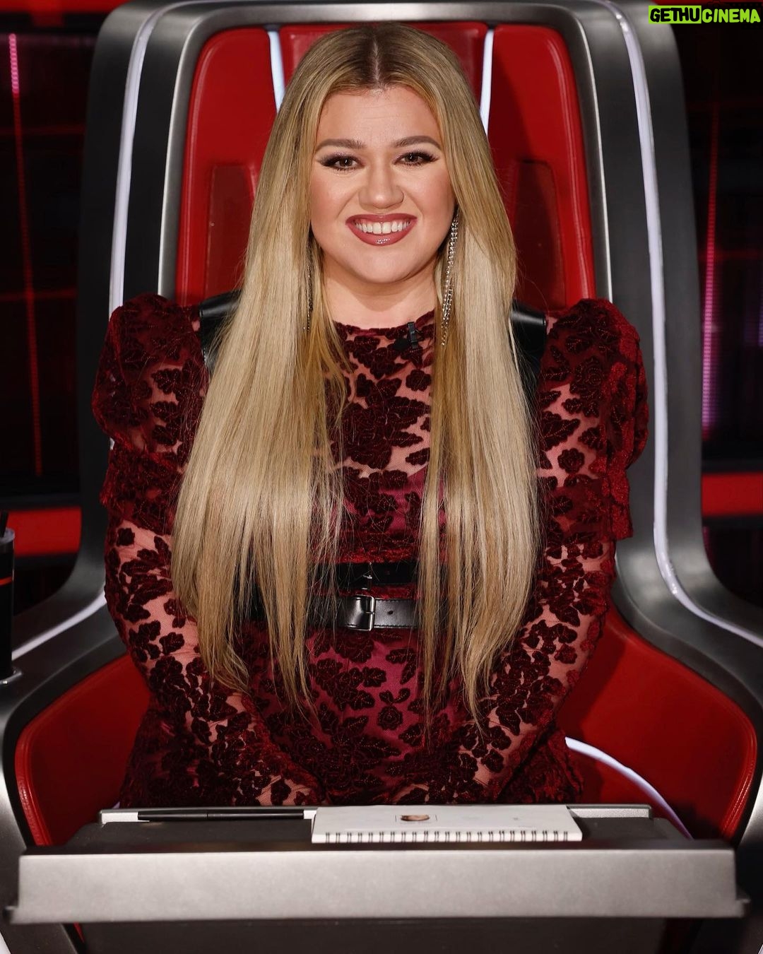 Kelly Clarkson Instagram - Last night’s look from the @nbcthevoice ✨ Wearing: Dress and Gloves: @thevampireswife Harnesses: @alexandermcqueen Styling: @cdicelove13 Hair: @robertramoshair Makeup: @gloglomakeup - Team KC