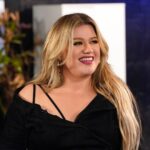 Kelly Clarkson Instagram – You know what this smile means! #TeamKelly is ready to add more incredible voices to the team tonight. #TheVoice