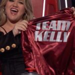 Kelly Clarkson Instagram – New season and most definitely a new #TeamKelly jacket! #TheVoice