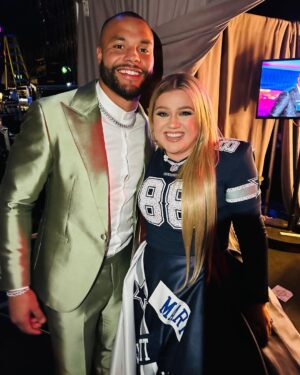 Kelly Clarkson Instagram - Shout out to my boys @_4dak and @emmittsmith22 #NFLHonors