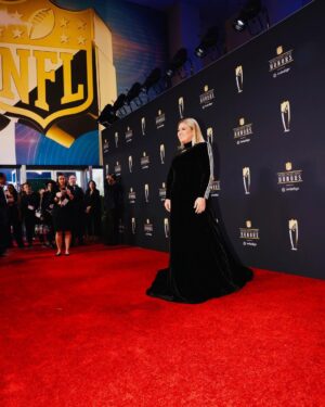 Kelly Clarkson Instagram - Tonight’s red carpet look at #NFLHonors ✨

Wearing: @gucci 
Mua: @gloglomakeup
Hair: @robertramoshair
Stylist: @cdicelove13
Photo: @weisseubanks

-Team KC