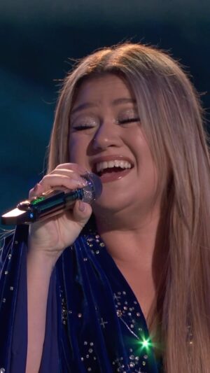 Kelly Clarkson Instagram - It was so fun coming back to @NBCTheVoice to perform #SantaCantYouHearMe 🎅🎄 Missed you @arianagrande!