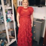 Kelly Clarkson Instagram - Tonight's look at the @peopleschoice awards✨ Wearing: Dress: @needleandthreadlondon Jewelry: @kendrascott Mua: @gloglomakeup Hair: @robertramoshair Stylist: @cdicelove13 Photo: @weisseubanks -Team KC