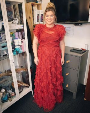 Kelly Clarkson Instagram - Tonight's look at the @peopleschoice awards✨

Wearing:
Dress: @needleandthreadlondon 
Jewelry: @kendrascott 
Mua: @gloglomakeup
Hair: @robertramoshair
Stylist: @cdicelove13
Photo: @weisseubanks

-Team KC