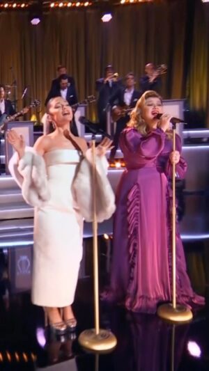 Kelly Clarkson Instagram - I loved performing “Santa, Can’t You Hear Me” with @ArianaGrande last year for my Christmas special!! Y’all can listen to the live version everywhere now 🤍