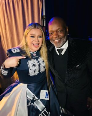 Kelly Clarkson Instagram - Shout out to my boys @_4dak and @emmittsmith22 #NFLHonors