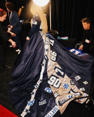 Kelly Clarkson Instagram - Thank you so much @NFL honors! I had such a good time hosting tonight.  See you at the Super Bowl!

Dress Construction: @studiounbiased
Creative Director and Stylist: @cdicelove13 
Mua: @gloglomakeup
Hair: @robertramoshair
Photo: @weisseubanks