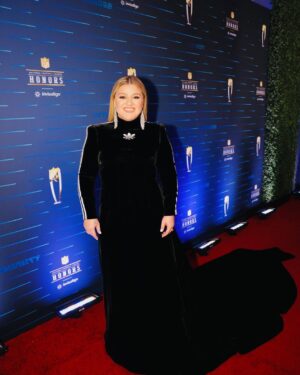 Kelly Clarkson Instagram - Tonight’s red carpet look at #NFLHonors ✨

Wearing: @gucci 
Mua: @gloglomakeup
Hair: @robertramoshair
Stylist: @cdicelove13
Photo: @weisseubanks

-Team KC
