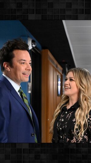 Kelly Clarkson Instagram - @kellyclarkson is here (literally)! 🤩 #FallonTonight @kellyclarksonshow