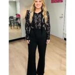 Kelly Clarkson Instagram - Rough commute tonight to hang with @jimmyfallon across the hall #neighbors #tunein @fallontonight 👗@micaela 💇‍♀️ @robertramoshair 💄@gloglomakeup