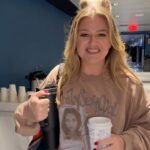 Kelly Clarkson Instagram - First day of school vibes at 30 Rock! 🤗 Tune in Monday Oct. 16 for all-new episodes from our all-new stage!