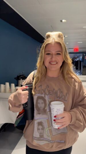 Kelly Clarkson Instagram - First day of school vibes at 30 Rock! 🤗 Tune in Monday Oct. 16 for all-new episodes from our all-new stage!