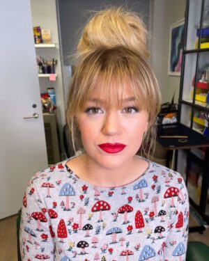 Kelly Clarkson Instagram - Shout out to my incredible team that froze outside with me last night @rockefellercenter tree lighting. We were freezing but it was so much fun!!

Styling: @micaela
Wardrobe: @arleeesha
Makeup: @gloglomakeup
Hair: @robertramoshair