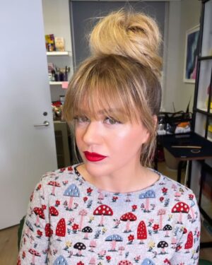 Kelly Clarkson Instagram - Shout out to my incredible team that froze outside with me last night @rockefellercenter tree lighting. We were freezing but it was so much fun!!

Styling: @micaela
Wardrobe: @arleeesha
Makeup: @gloglomakeup
Hair: @robertramoshair