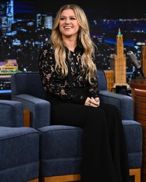 Kelly Clarkson Instagram - I always have such a good time with you @jimmyfallon @fallontonight!

📸: @toddowyoung