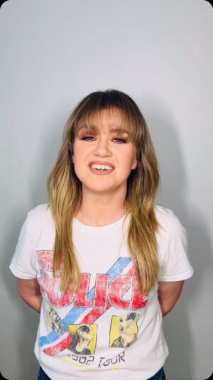 Kelly Clarkson Instagram - ✨Grammy Download✨

Hair: @robertramoshair
Makeup: @gloglomakeup
Styling: @micaela
Custom Gown: @jasonwu
Jewels: @jaredthegalleriaofjewelry
Purse: @thebellarosacollection