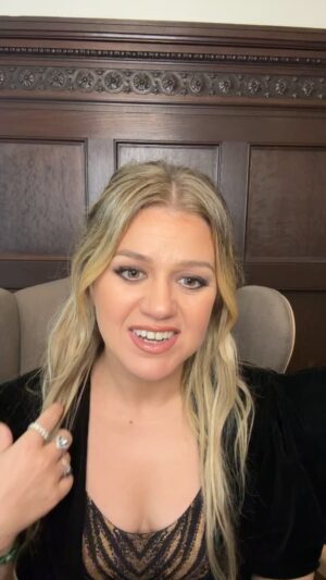 Kelly Clarkson Instagram - #chemistrydeluxe Out now!