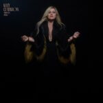 Kelly Clarkson Instagram - Happy September y'all! Three more weeks until the deluxe version of #chemistry is released. Pre-save it now! Link in bio.