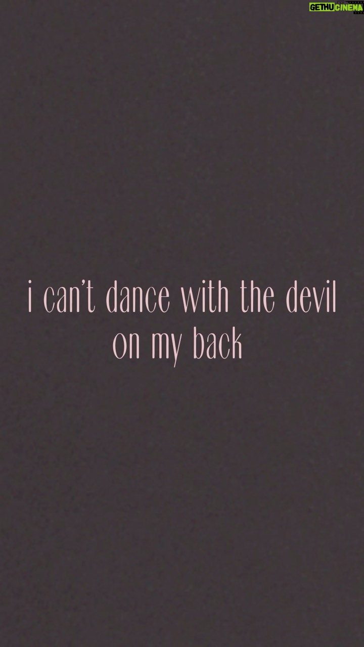 Kelly Clarkson Instagram - “These dark days are knockin’ on my door, you ain’t welcome round here no more...” 🍷💔☀️ Sing along to the lyrics of #downtoyou on my YouTube channel! #chemistry